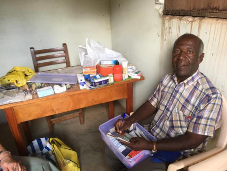 Pastor Libouga, Medikamente und Evangelium