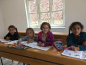 Romakinder beim Unterricht